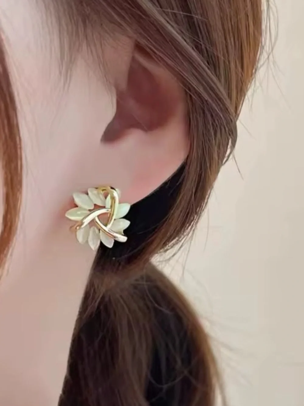 ***Elegant White Floral Gold-Tone Stud Earrings